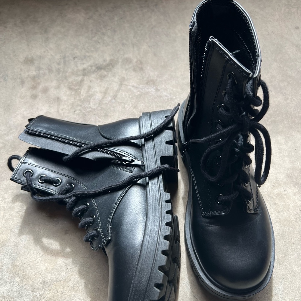 Black long boots, good for the winter